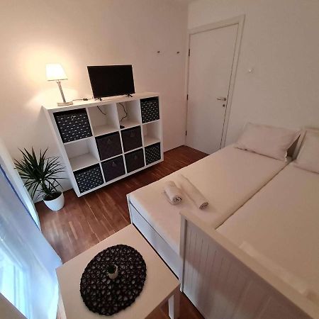 Apartmani Lovre I Zara Buitenkant foto