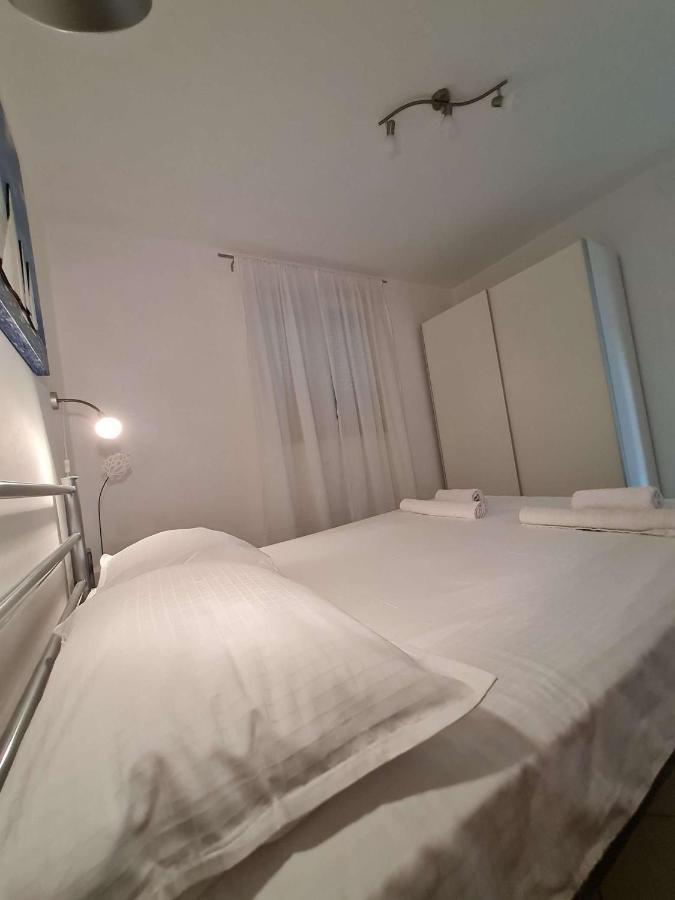 Apartmani Lovre I Zara Buitenkant foto