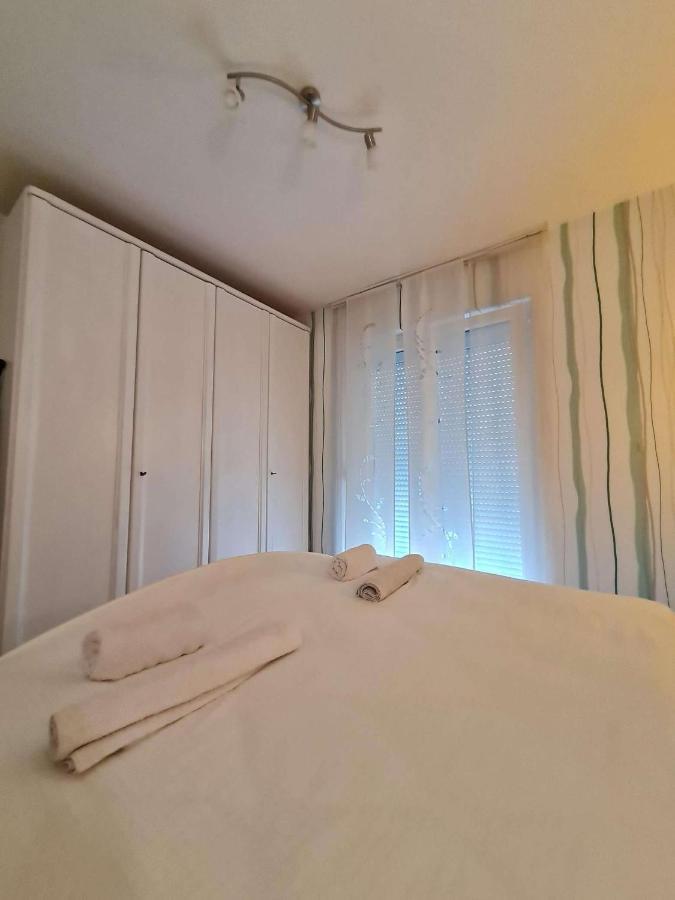 Apartmani Lovre I Zara Buitenkant foto